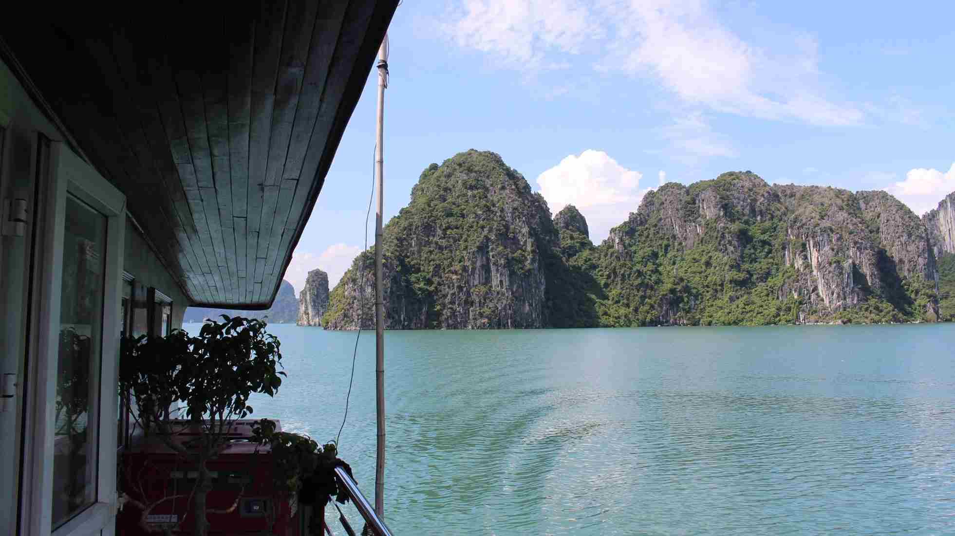 Air yang Tenang saat melintasi keindahan gugusan pulau di Halong Bay Vietnam