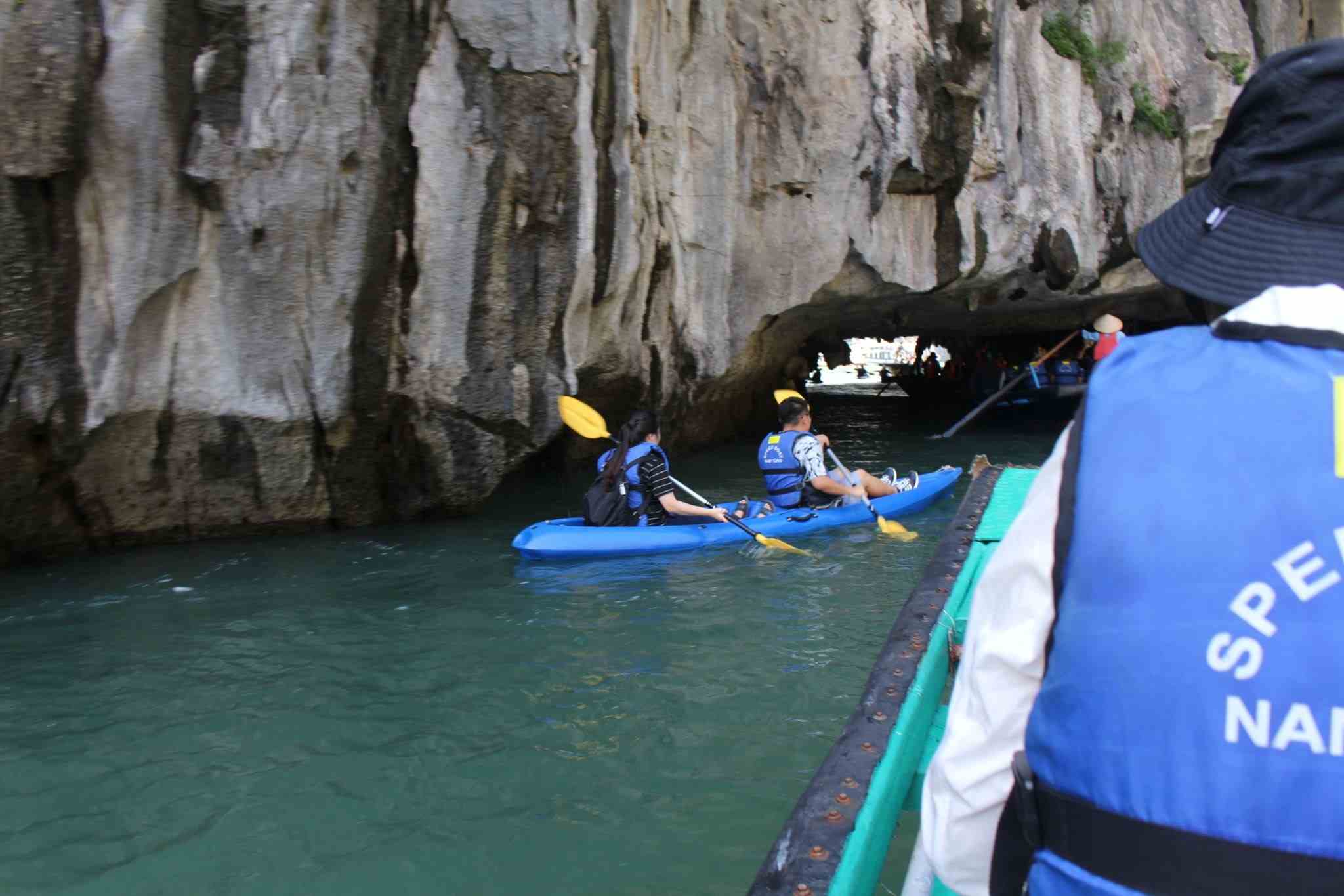 Akan Masuk ke Terowongan Batu yang Gelap Sebelum Masuk ke Laguna Gua Luon