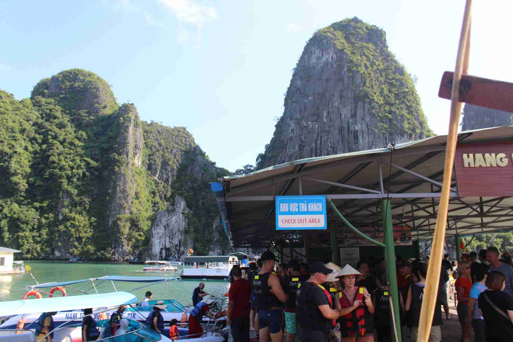 Antri Mau Naik Perahu Kecil untuk Mengelilingi Laguna Gua Luon