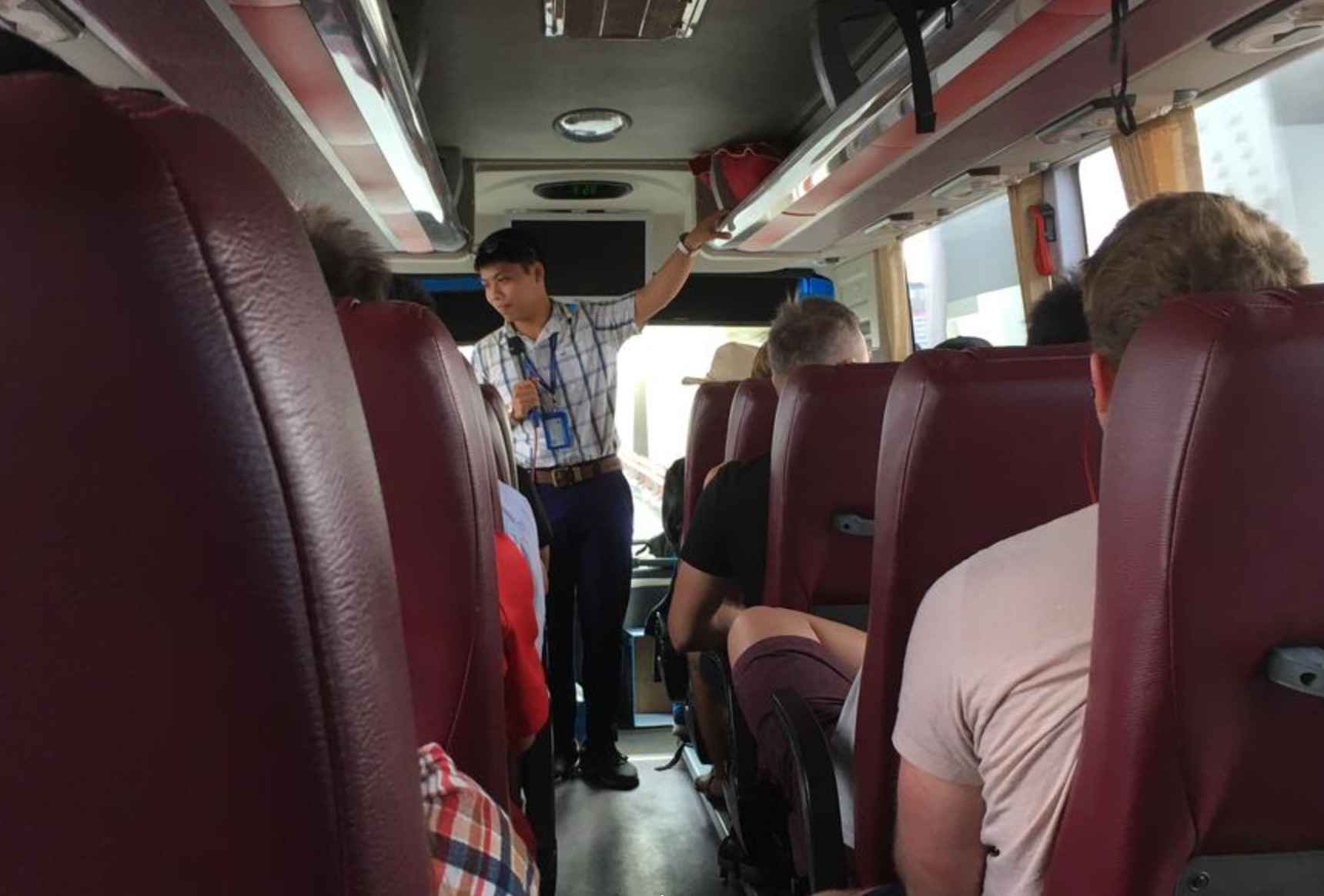 Jerry yang Sedang Memandu Perjalanan Menuju Halong Bay Vietnam