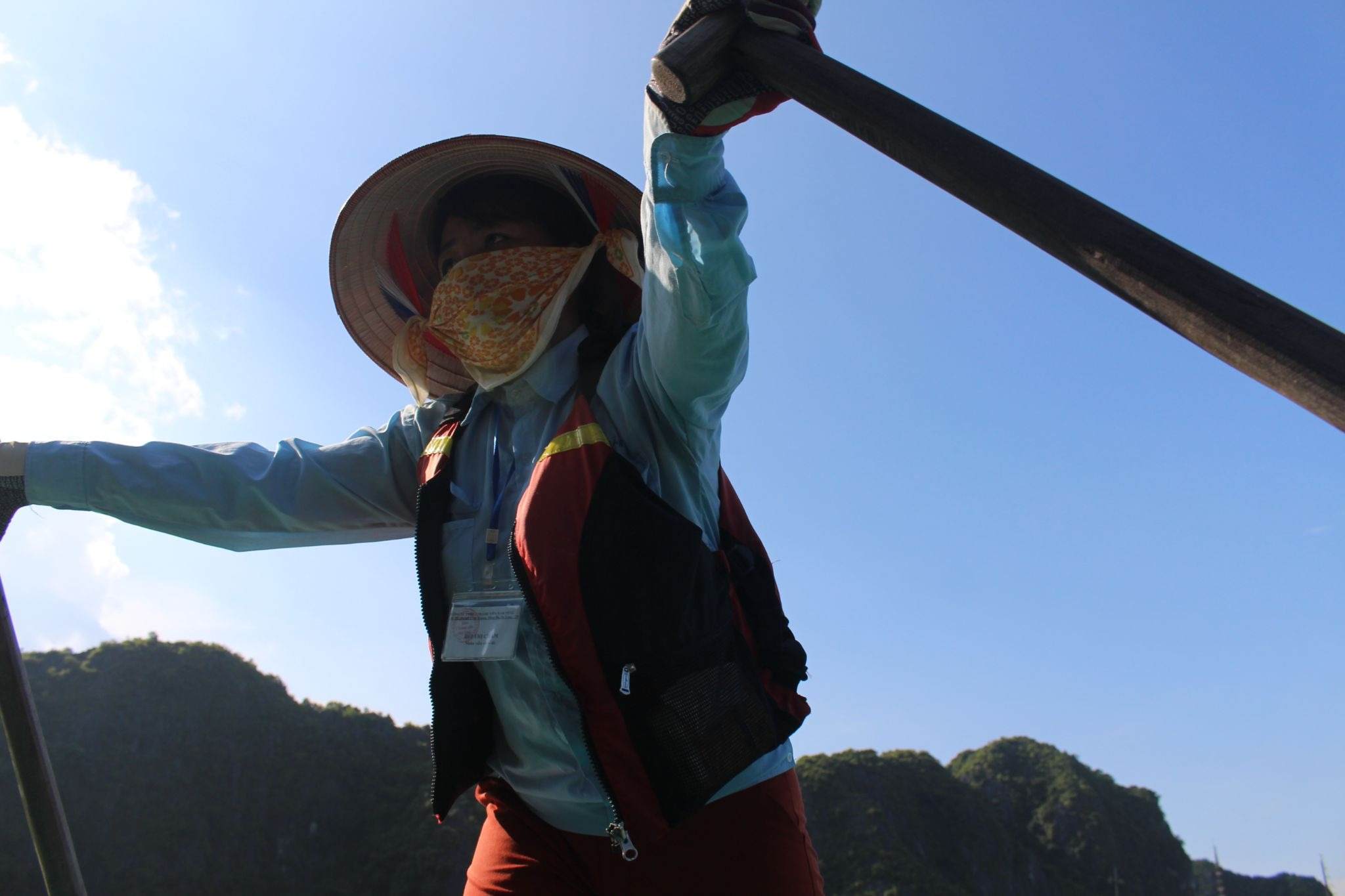 Kuatnya Ibu Halong Bay Vietnam yang Mengayuh Perahu Kecil
