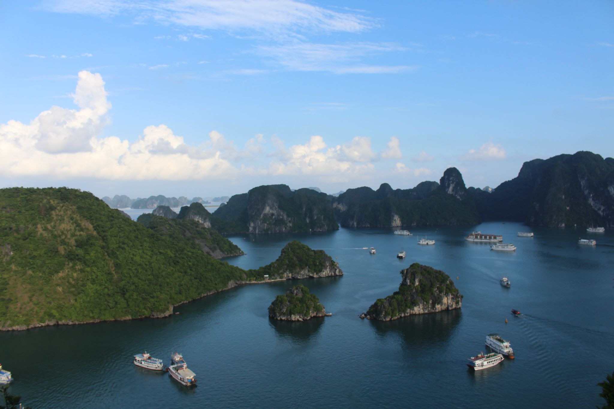 Pemandangan Halong Bay dari Puncak Bukit Pulau Ti Top
