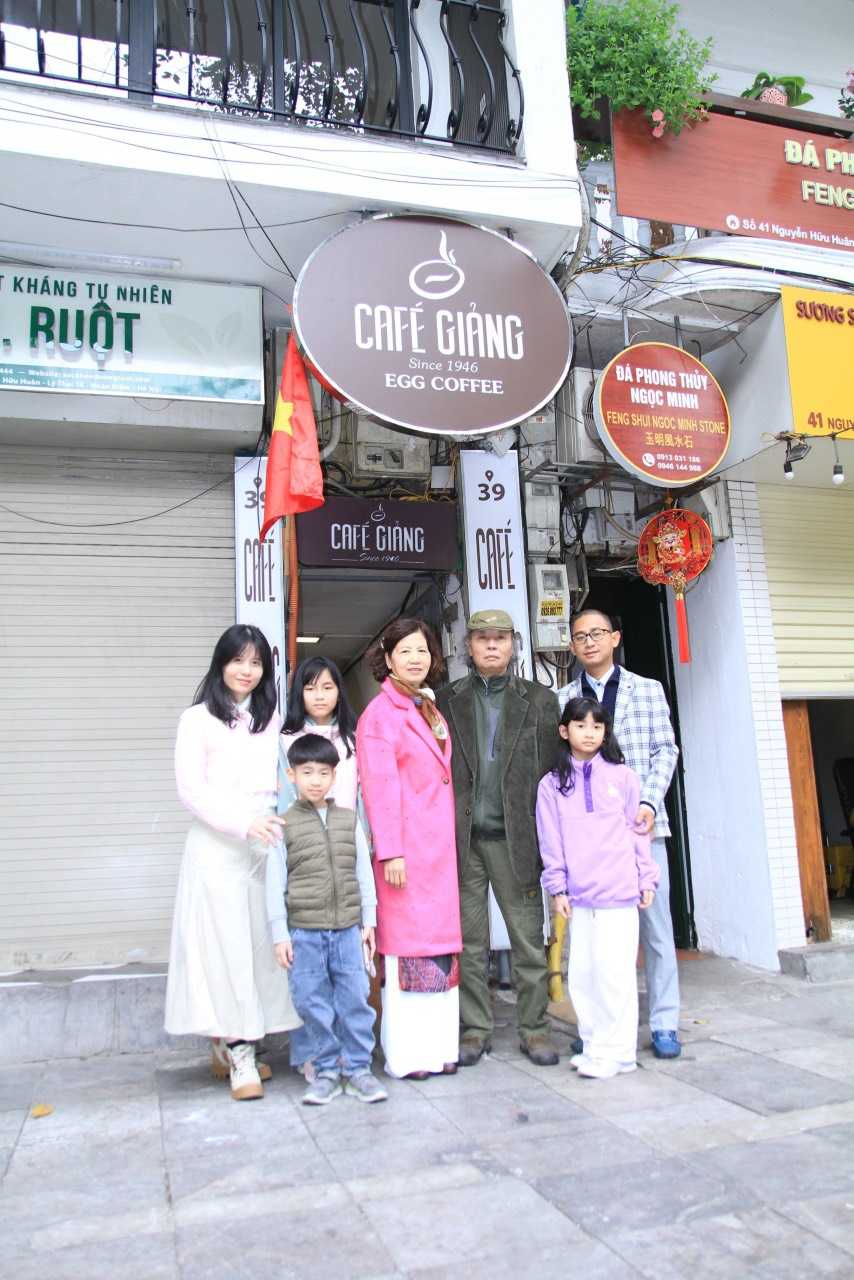 Pendiri Giang Cafe di Pintu Masuk Giang Cafe