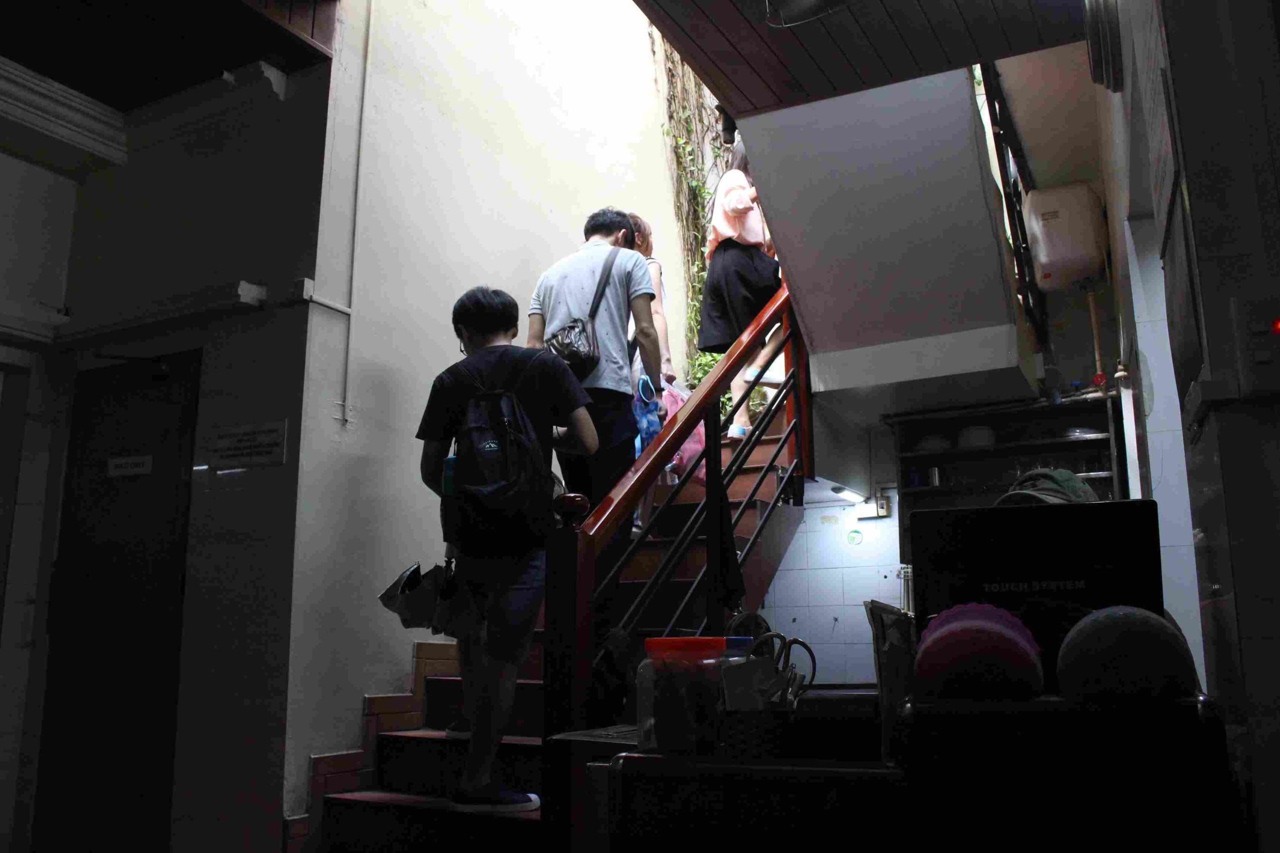 Saat Menuju Lantai Dua di Giang Cafe