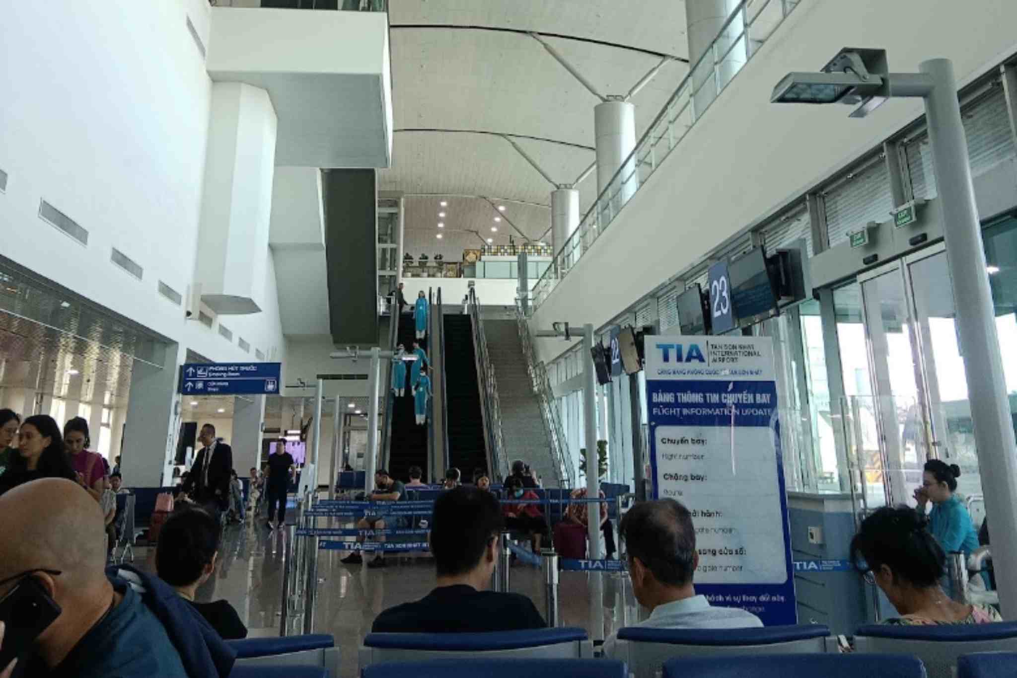 transit di bandara tan son nhat