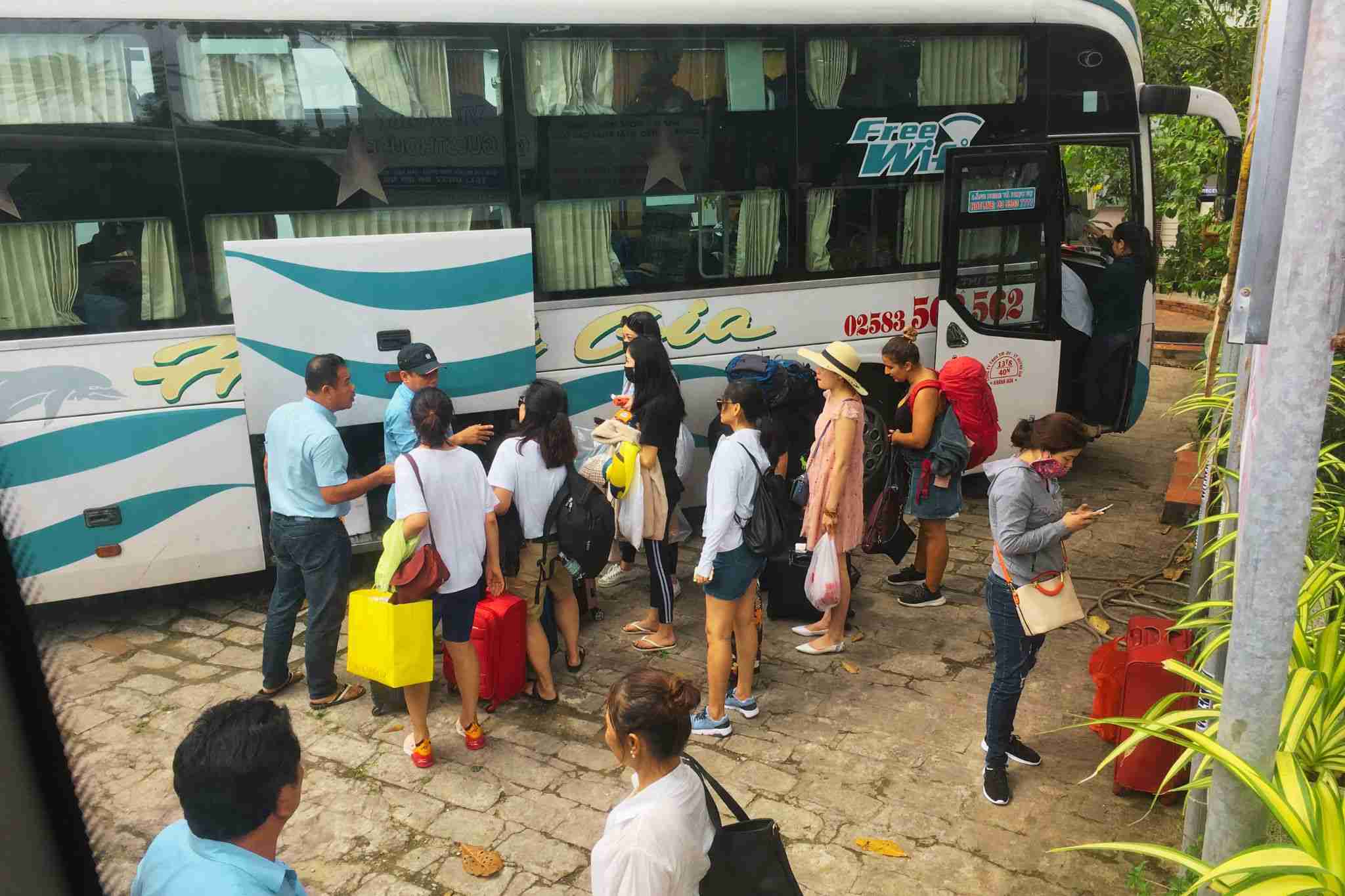 habis makan di rest area sleeper bus huynh gia sleeper bus dari hoi an ke ho chi minh