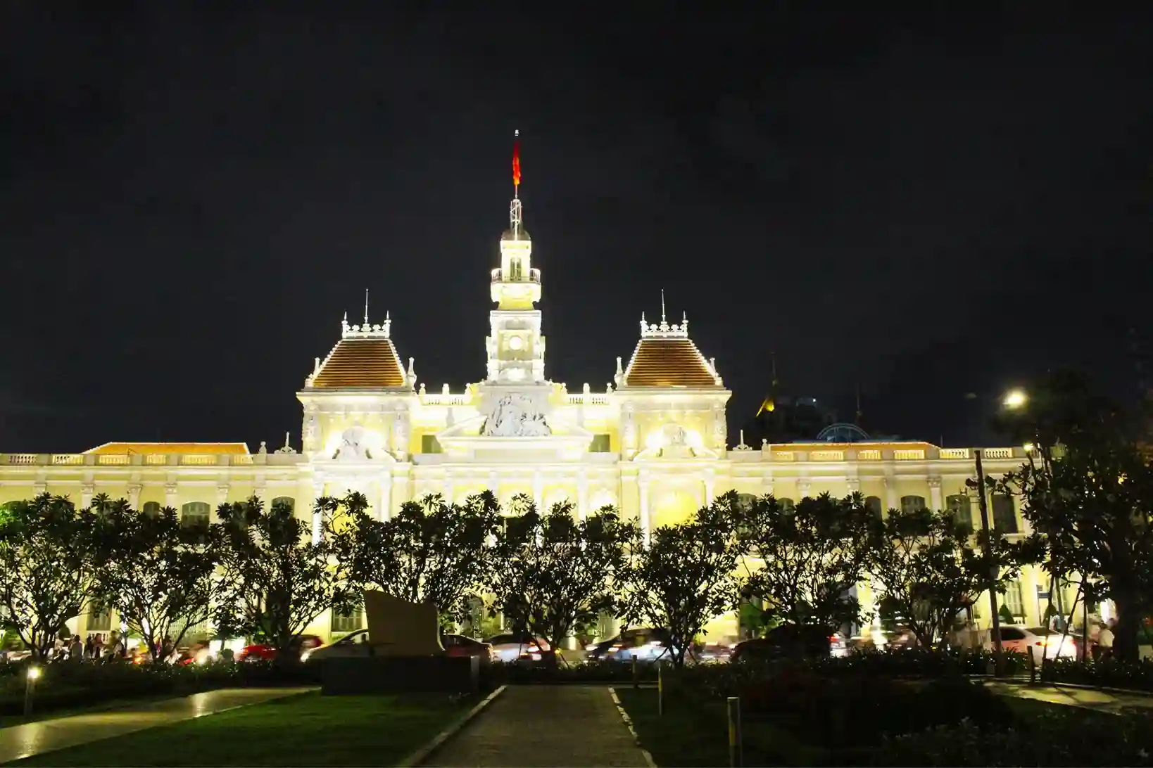 Ho chi minh city hall - tempat wisata di ho chi minh vietnam