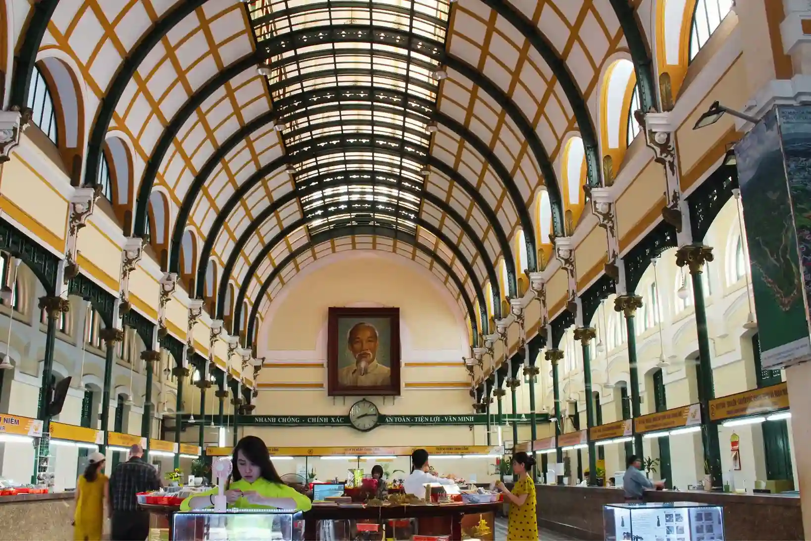 interior arsitektur dalam saigon central post office
