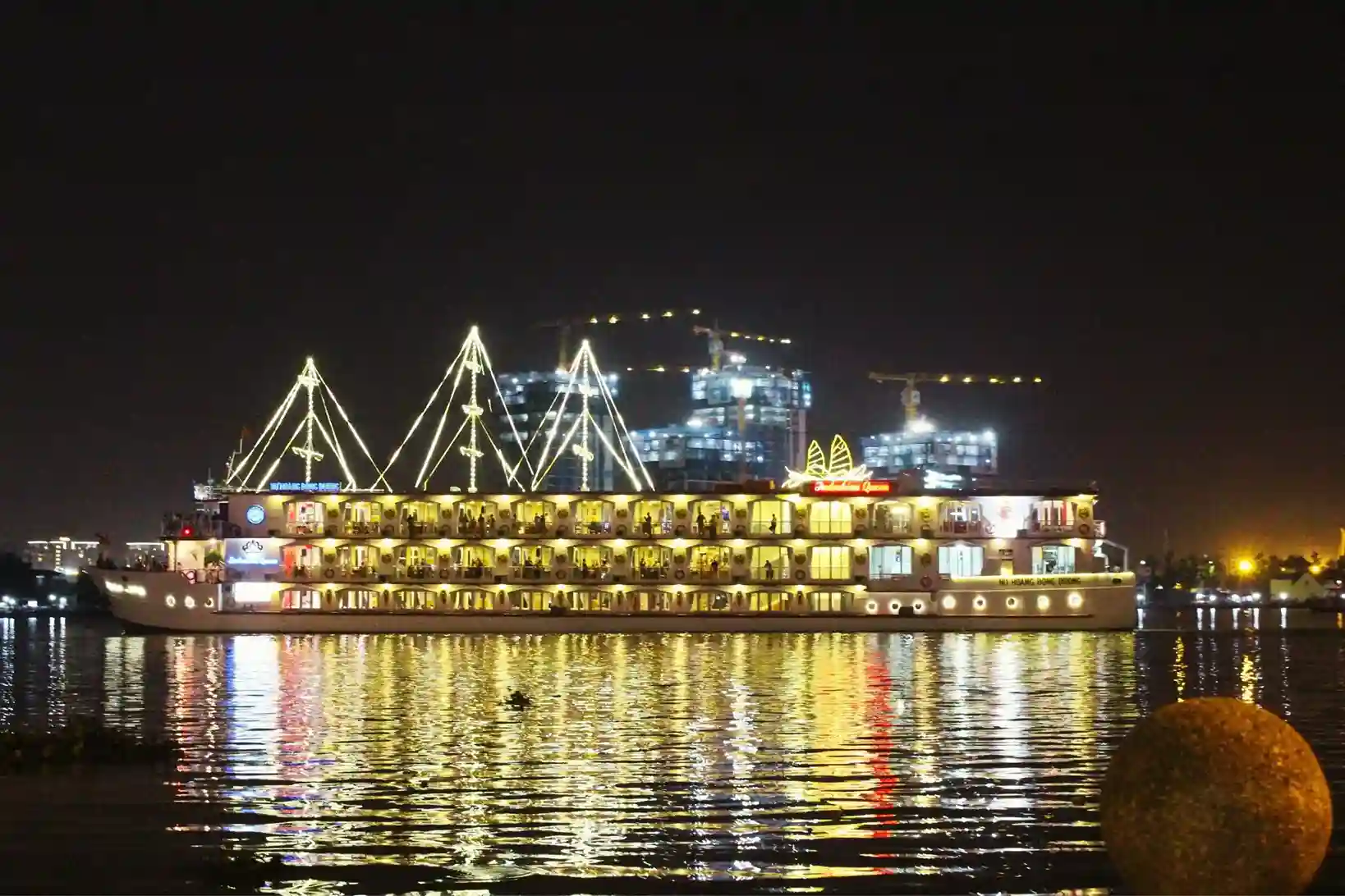 kapal cruise di saigon river- tempat wisata di ho chi minh vietnam