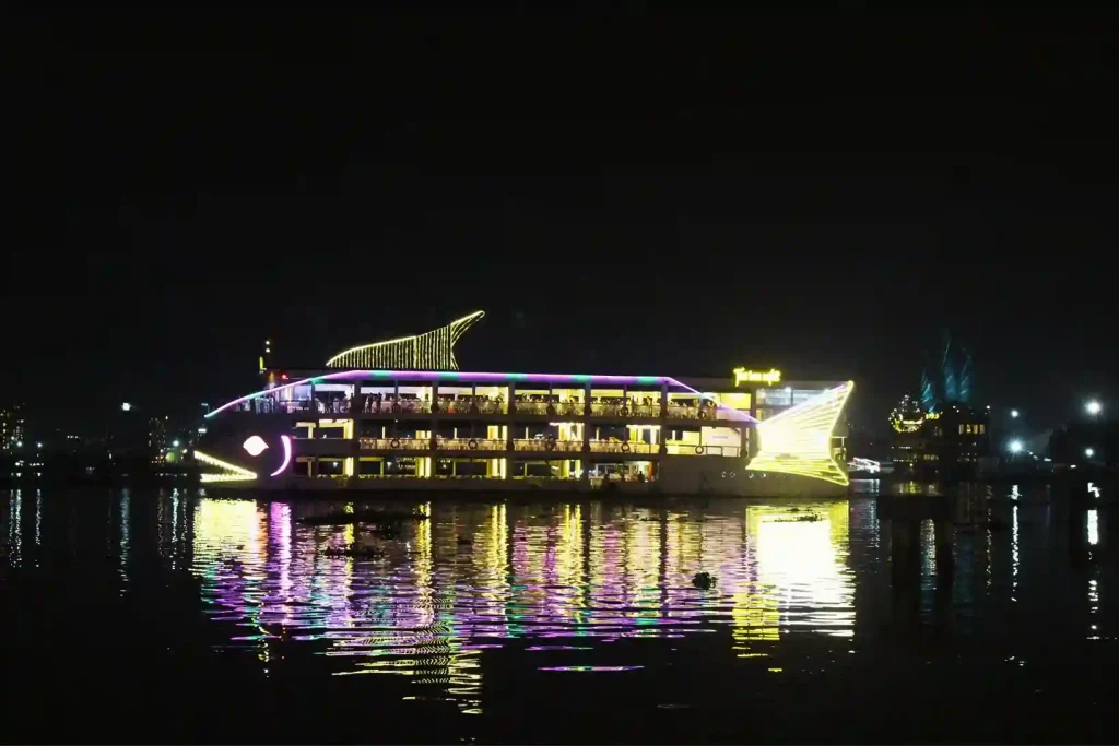 kapal-cruise-unik-di-saigon-river