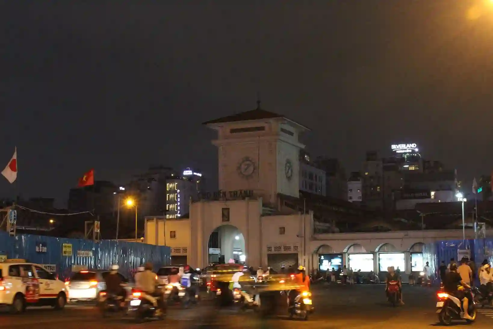 suasana Ben Thanh Market saat Malam Hari