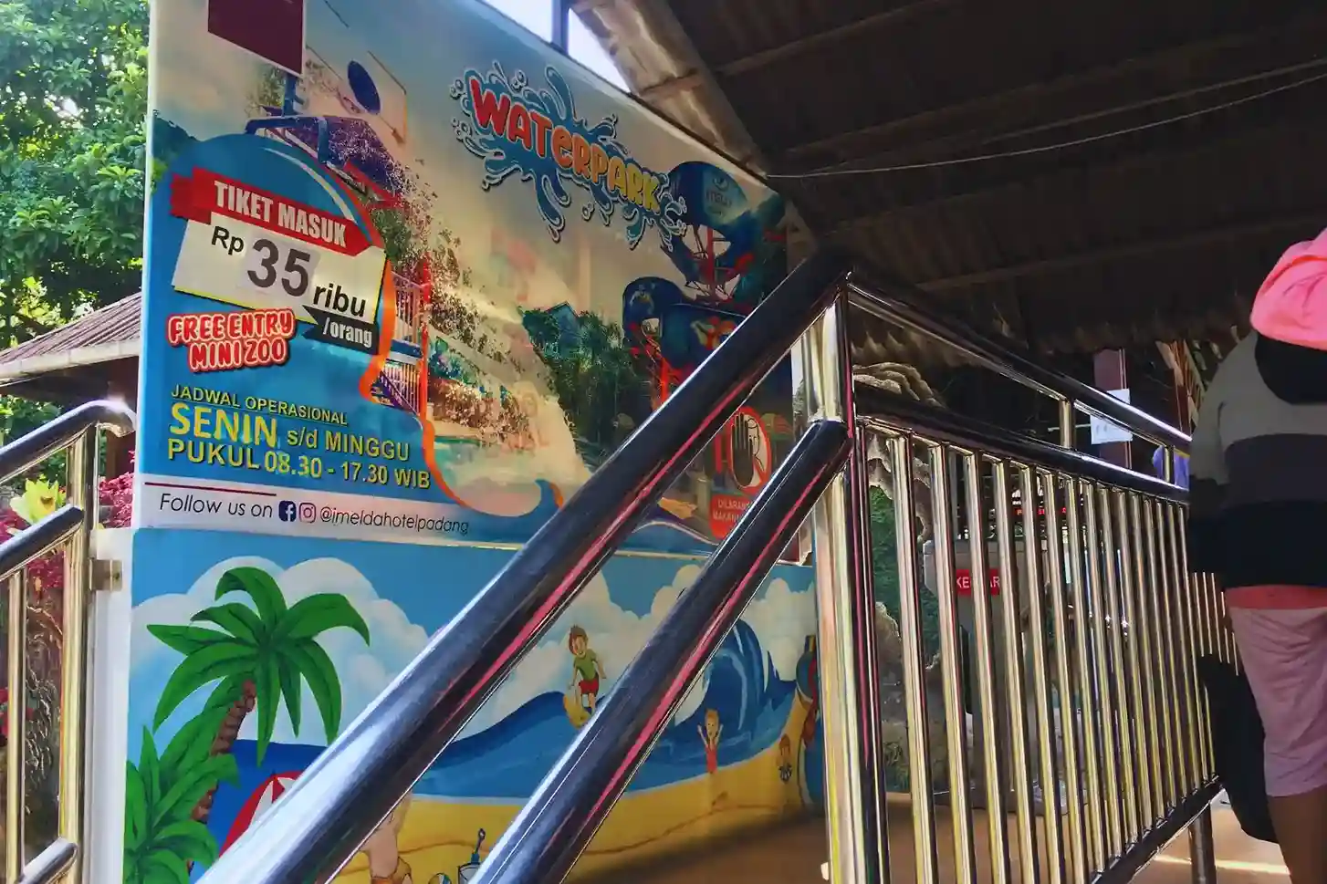 Gerbang-pintu-masuk-imelda-waterpark-padang