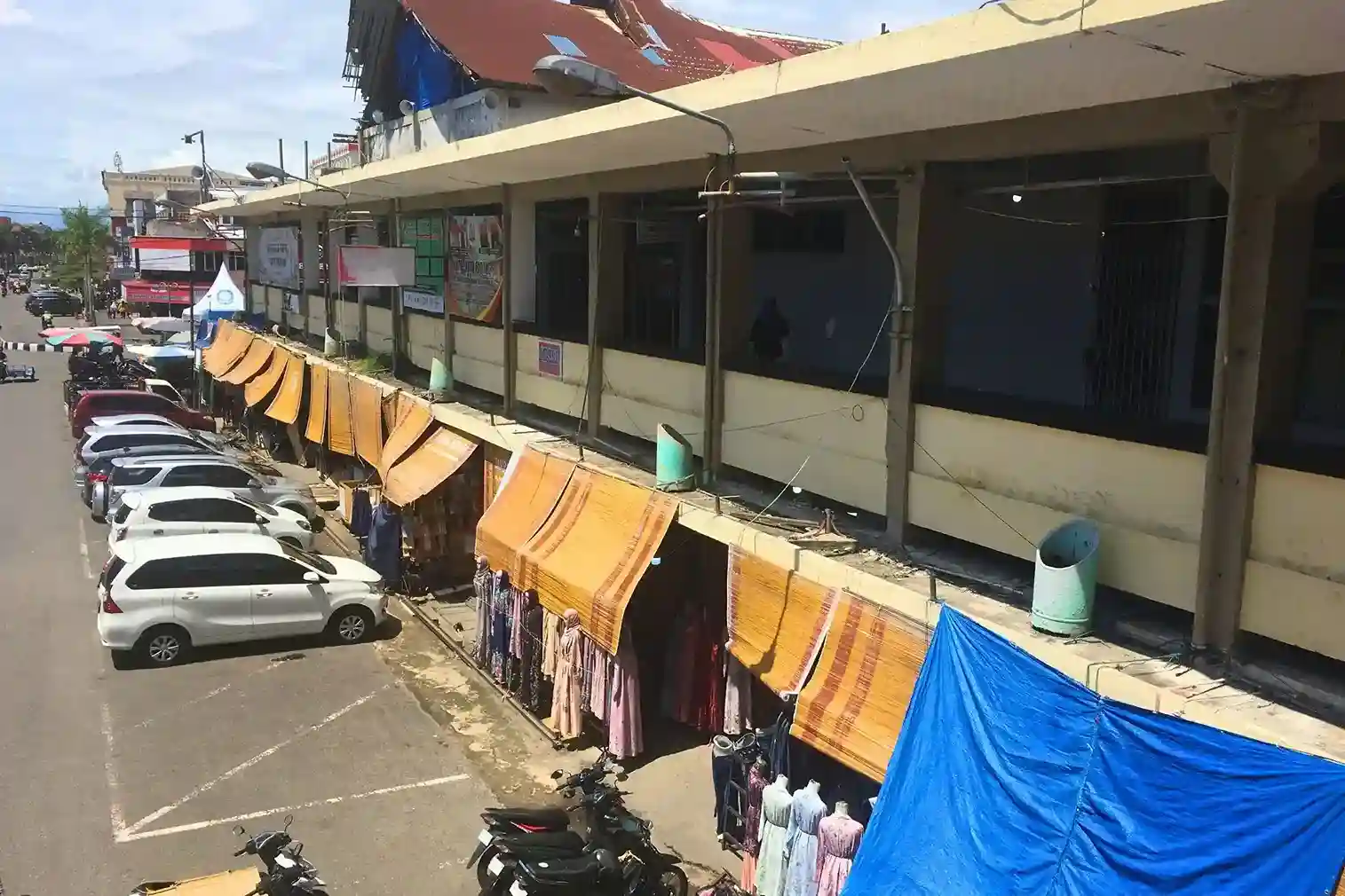 pagi hari di pasar raya padang